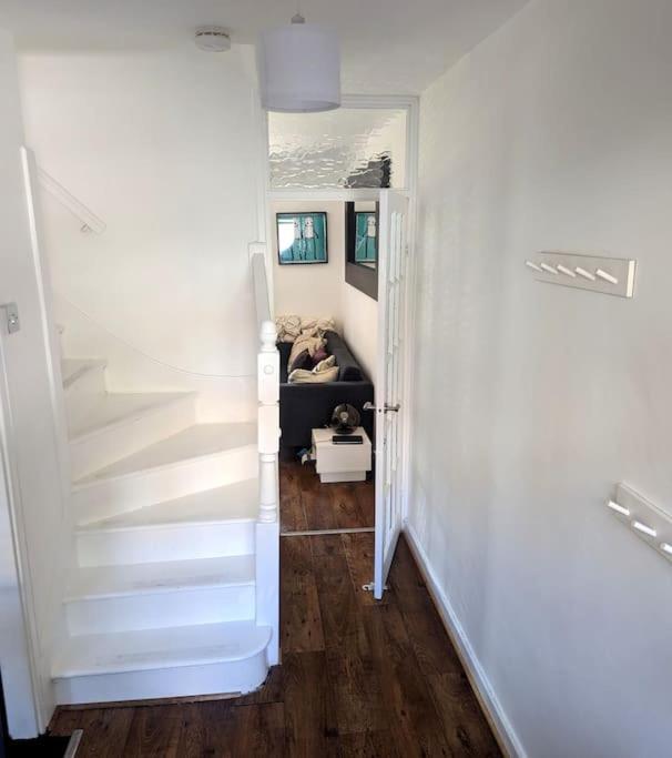 런던 Charming 2-Bed Garden Flat 아파트 외부 사진