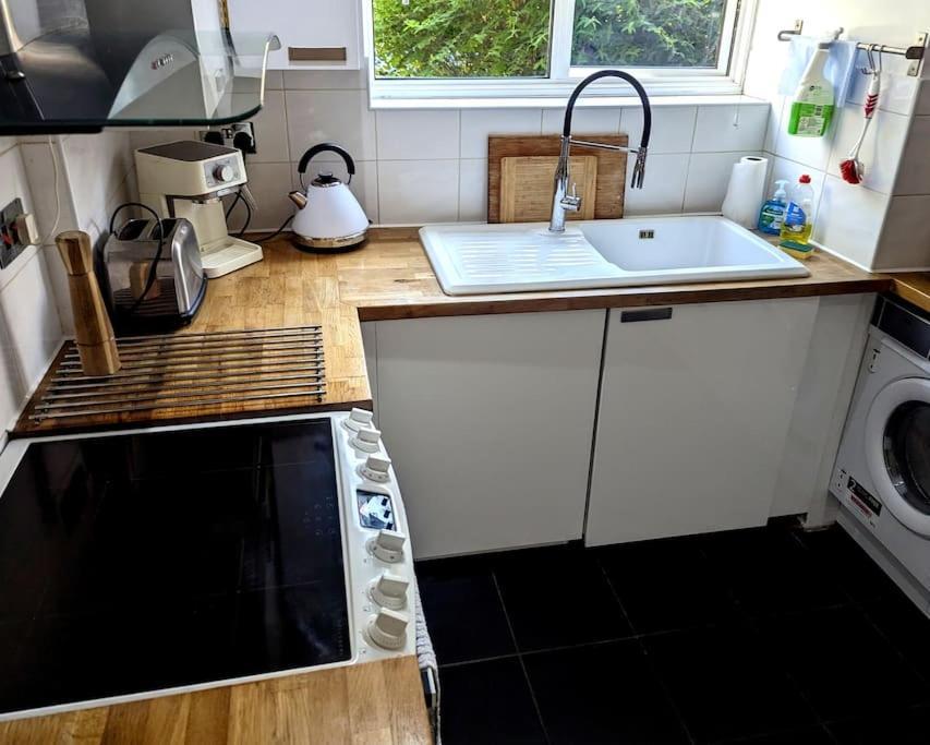 런던 Charming 2-Bed Garden Flat 아파트 외부 사진