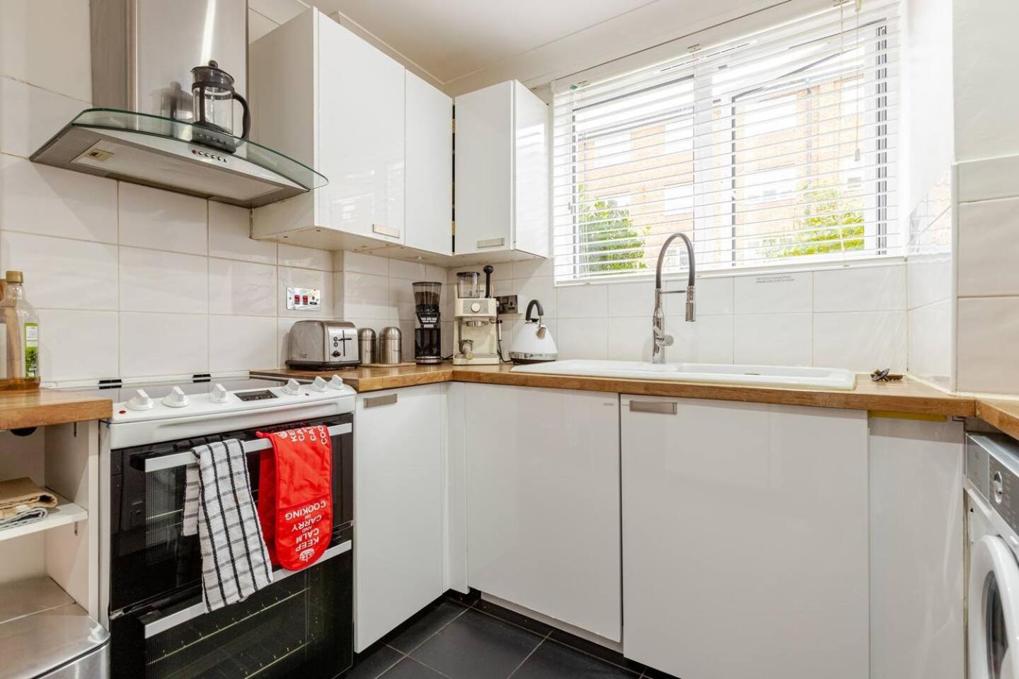 런던 Charming 2-Bed Garden Flat 아파트 외부 사진