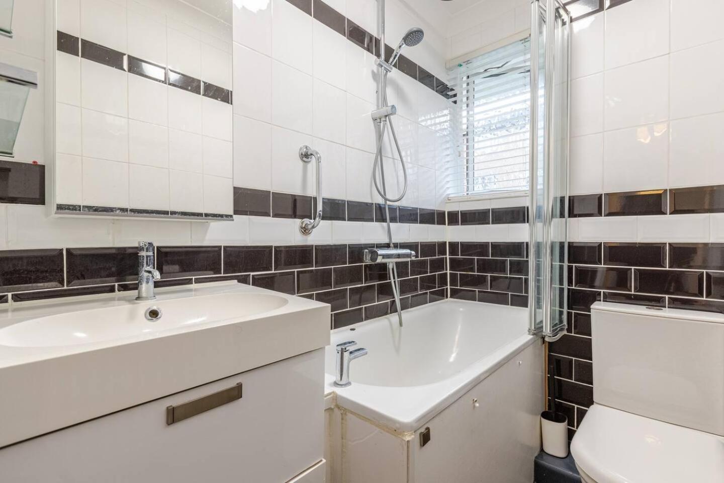 런던 Charming 2-Bed Garden Flat 아파트 외부 사진